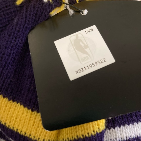 Lakers NBA Men’s Beanie with pom pom NWT - Picture 3 of 3